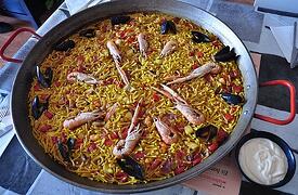 Cosas-que-hacer-en-Barcelona-durante-el-MWC-Comer-una-fideuà