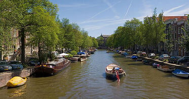 800px-Amsterdam_Canals_-_July_2006
