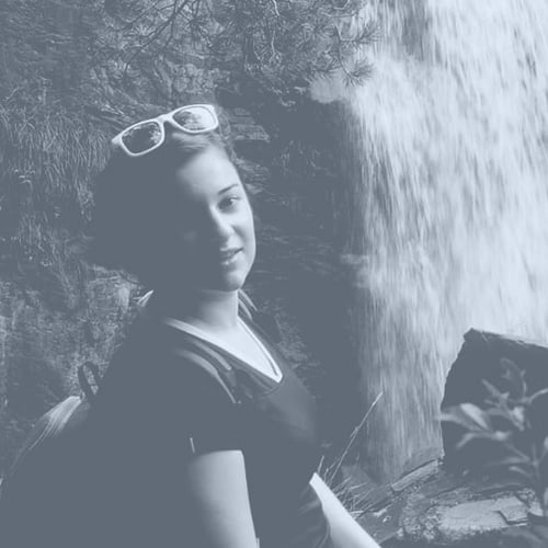 Andreea Simai Headshot