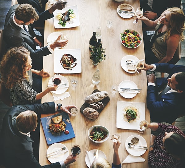 ¿Cómo es el protocolo en las comidas de negocios?